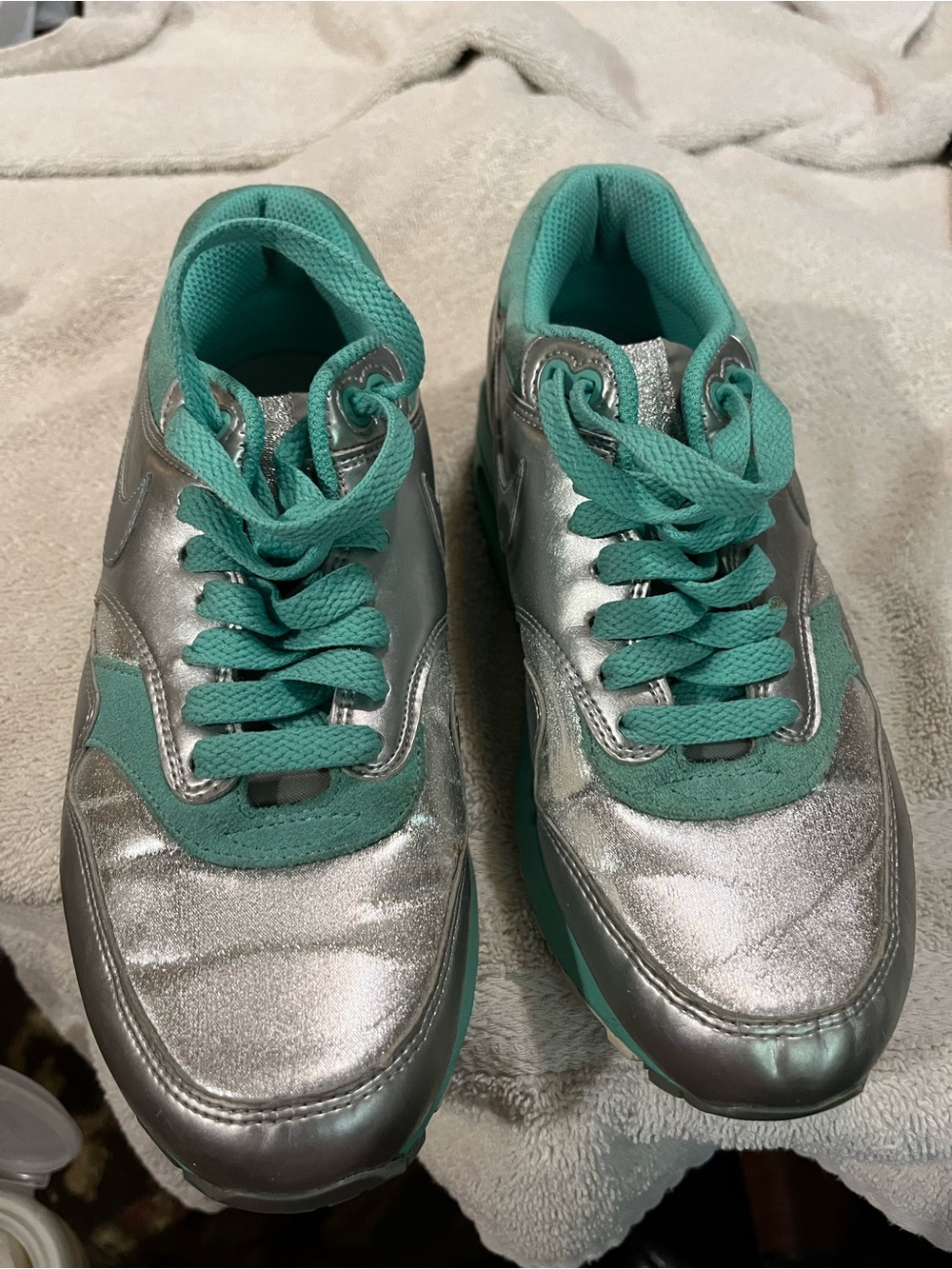 Nike Women's Silver & Teal Athletic Sneakers. Size 6